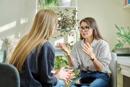 España aprueba un nuevo “Plan de Salud Mental” con medidas específicas para jóvenes y universitarios